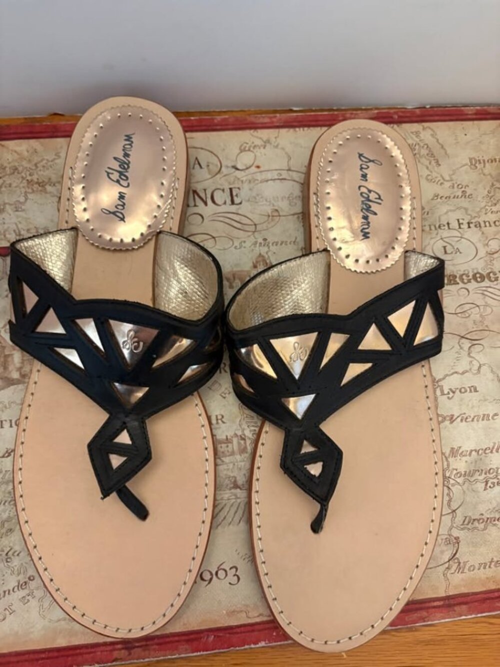 Sam Edelman Treva Thong Sandals Black & Gold - Like New